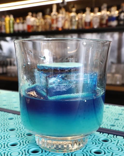 Cocktail albastru cu gheață