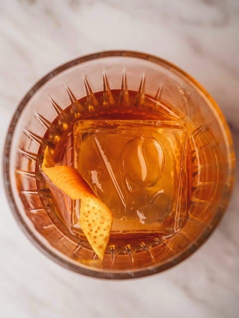 Negroni cu un cub mare de gheață